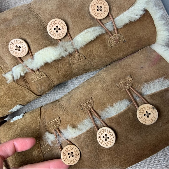 UGG Girls' Bailey Button Triplet II Boots - Picture 9 of 15